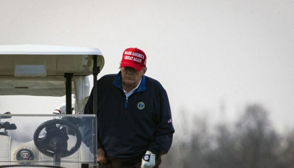 Trump går direkte imod udmelding fra minister Præsident Donald Trump climbs into golf cart number 45 as he golfs at Trump National Golf Club on December 13, 2020 in Sterling, Virginia. Al Drago/Getty Images/AFP == FOR NEWSPAPERS, INTERNET, TELCOS Foto: Al Drago/AFP