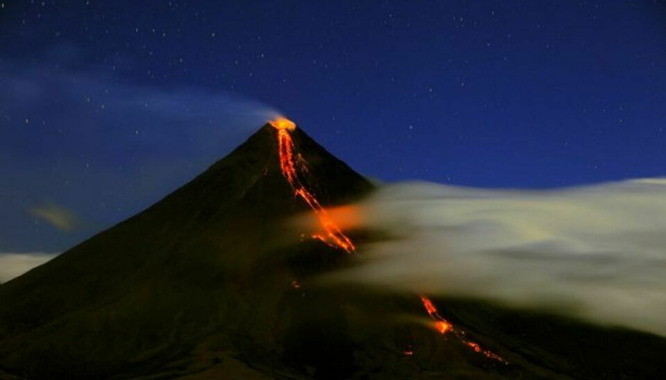 Lava er steget op til toppen af krateret på vulkanen Mayon, og myndighederne advarer om risiko for et snarligt udbrud. Her ses vulkanen i 2009, hvor den også var i udbrud. Foto: Bullit Marquez/AP