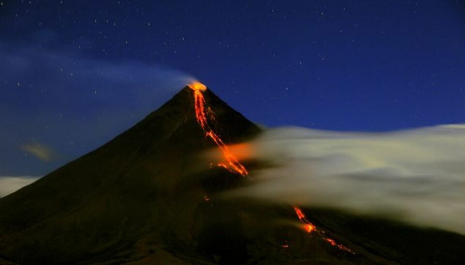 Denne vulkan kan sprutte når som helst Lava er steget op til toppen af krateret på vulkanen Mayon, og myndighederne advarer om risiko for et snarligt udbrud. Her ses vulkanen i 2009, hvor den også var i udbrud. Foto: Bullit Marquez/AP