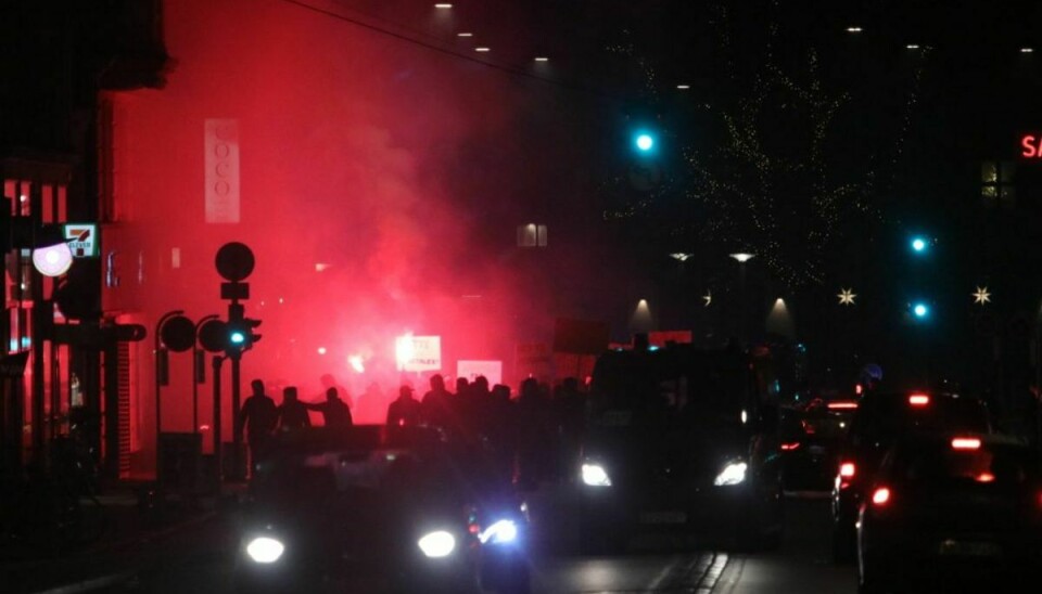 Ifølge politiet blev der affyret fyrværkeri mod både betjente og civile. Foto: Presse-fotos.dk.