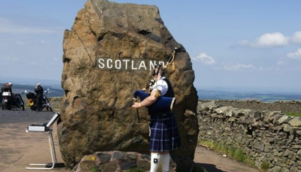 Det skal du vide om afstemningen i Skotland En skotte med sækkepibe og kilt ved grænsen til England. Nu stemmer skotterne om løsrivelse fra det øvrige Storbritannien. Arkivfoto. Foto: Colourbox/free