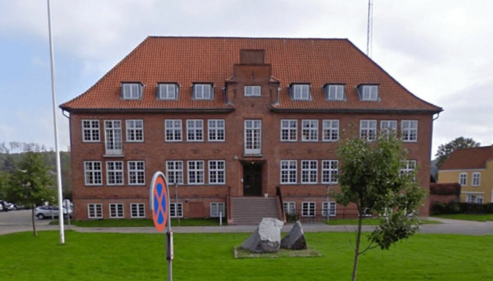 Bombehunde undersøgte både politigården her på billedet og rådhuset i Aabenraa uden at finde noget. Foto: Google Street View