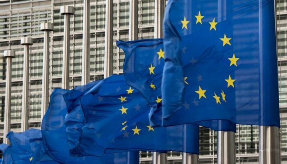 Dansk Erhverv: Lettere adgang til EU-kapital European Union flags fly at half-staff to honor the memory of Nelson Mandela, at the European Commission headquarters in Brussels, Friday, Dec. 6, 2013. Mandela passed away Thursday night after a long illness. He was 95. As word of Mandela’s death spread, current and former presidents, athletes and entertainers, and people around the world spoke about the life and legacy of the former South African leader. (AP Photo/Geert Vanden Wijngaert) Foto: Geert Vanden Wijngaert/AP