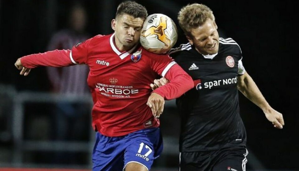 Kenneth Emil Petersen (th.) erkender, at AaB har det svært i øjeblikket, efter at klubben vandt The Double i sidste sæson. Foto: JENS DRESLING/POLFOTO