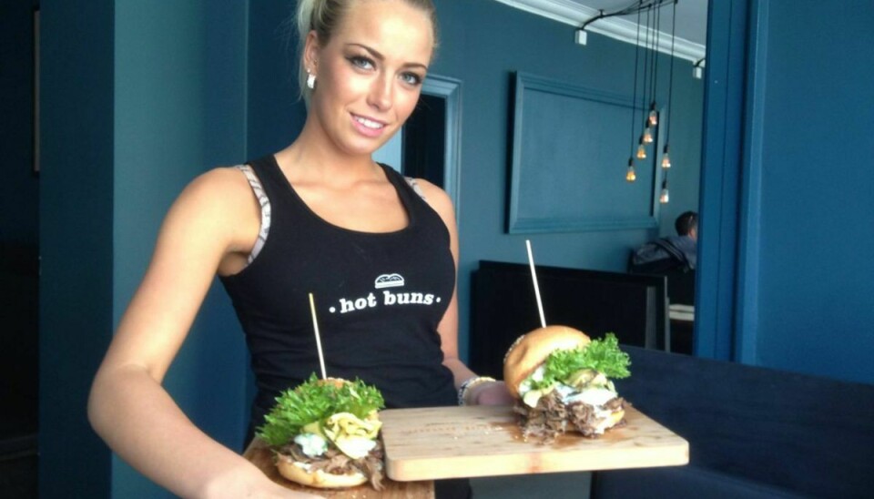 Fra torsdag kan du bestille din burger af en ansat i frækt lingeri. Foto: Facebook.