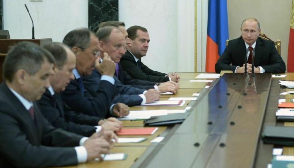 Her sidder præsident Vladimir Putin sammen med sit sikkerhedsråd i Kreml. En tidligere finansminister advarer nu om konsekvenserne af sanktionerne mod Rusland. Foto: Alexei Nikolsky/AP