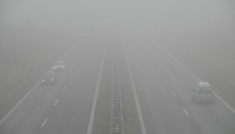 DMI advarer: Tæt tåge kan forstyrre trafikken Dette syn kan meget vel møde dig, når du bevæger dig ud i trafikken mandag morgen! Se på næste billede hvor tågen kan ramme. Foto: Colourbox.