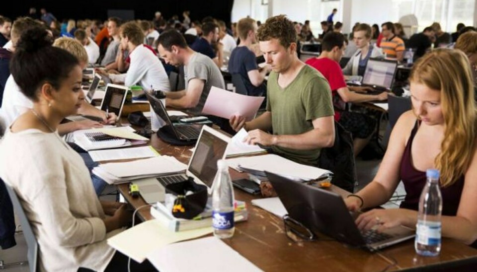 Skriftlig eksamen i makroøkonomi på Aarhus Universitet. 4000 studiepladser skal nedlægges på studier, der fører de færdiguddannede ud i ledighed Foto: GREGERS TYCHO/POLFOTO