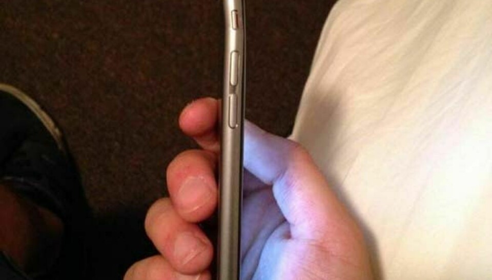 Ejere af den nye iPhone 6 Plus melder på amerikansk forum, at deres nye smartphone bøjer ved let belastning. Foto. Twitter.