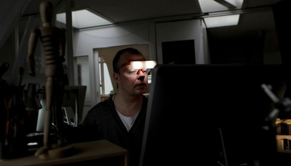Flere danskere bruger lysterapi som en behandlingsform mod vinterdepressioner. Et af de nyeste remedier er en brille, som er lettere at fragte rundt end de traditionelle lysterapi-lamper. Foto: FINN FRANDSEN/POLFOTO