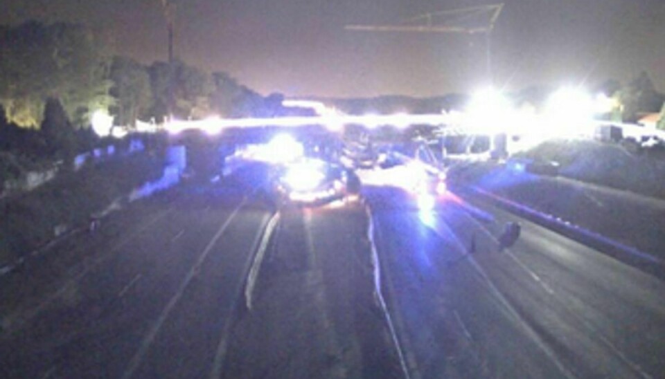 Sådan ser det ud lige nu klokken 22.49 lørdag aften ved den sammenstyrtede bro. Foto: Vejdirektoratet.