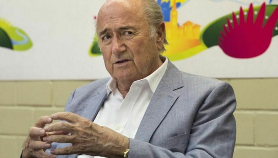 Sepp Blatter bekræfter, at han stiller op til endnu en præsidentperiode i Fifa. Foto: Anthony Anex/AP