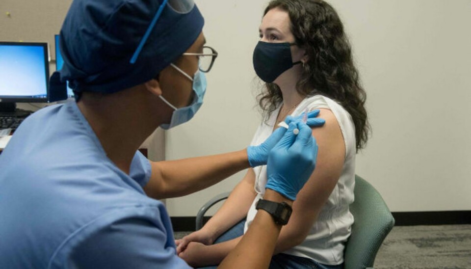 I Frankrig kan vaccinenægtere blive nægtet adgang Den 14. december blev den første amerikaner vaccineret mod coronavirus. I Danmark forventes den første at blive vaccineret kort efter jul. (Arkivfoto.) Foto: -/AFP