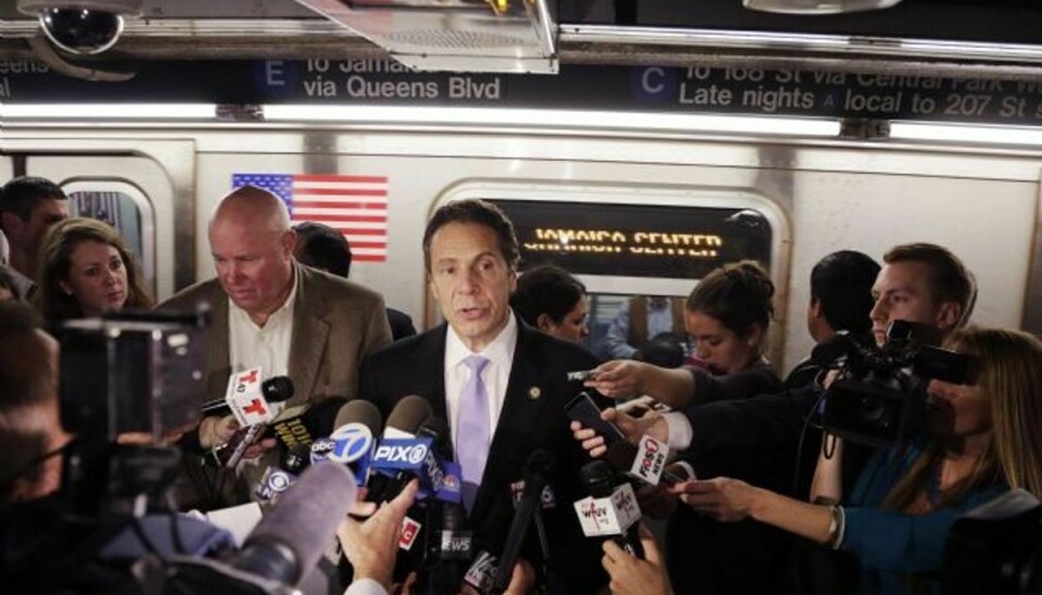 New Yorks guvernør Andrew Cuomo holdt torsdag pressemøde på en undergrundsstation for at forsikre newyorkerne om, at myndighederne er meget opmærksomme på eventuelle terrortrusler. Foto: Mark Lennihan/AP