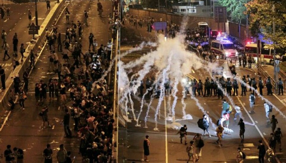 Natten til mandag skød Hongkongs politi 87 tåregasgranater mod demonstranterne. Foto: Wally Santana/AP