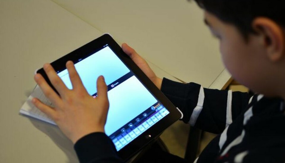 Skoler må ikke tvinge forældre til iPad-køb Det er en del af regeringens mål, at Bring Your Own Device-strategien skal være rullet ind på alle folkeskoler i 2015. Strategien er, at alle elever skal have adgang til velfungerende it, så de kan benytte digitale læremidler i undervisningen. Foto: Colourbox/free