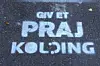 Hvert år får Kolding Kommune omkring 3000 praj fra borgerne. For at hente den rigtige app, skal du skrive ‘Giv et praj Kolding’ i søgefeltet i AppStore eller Google Play. Hvis du har andre versioner af Giv et praj på din mobiltelefon, kan du med fordel slette dem, da de ikke ‘snakker’ sammen med kommunens system.