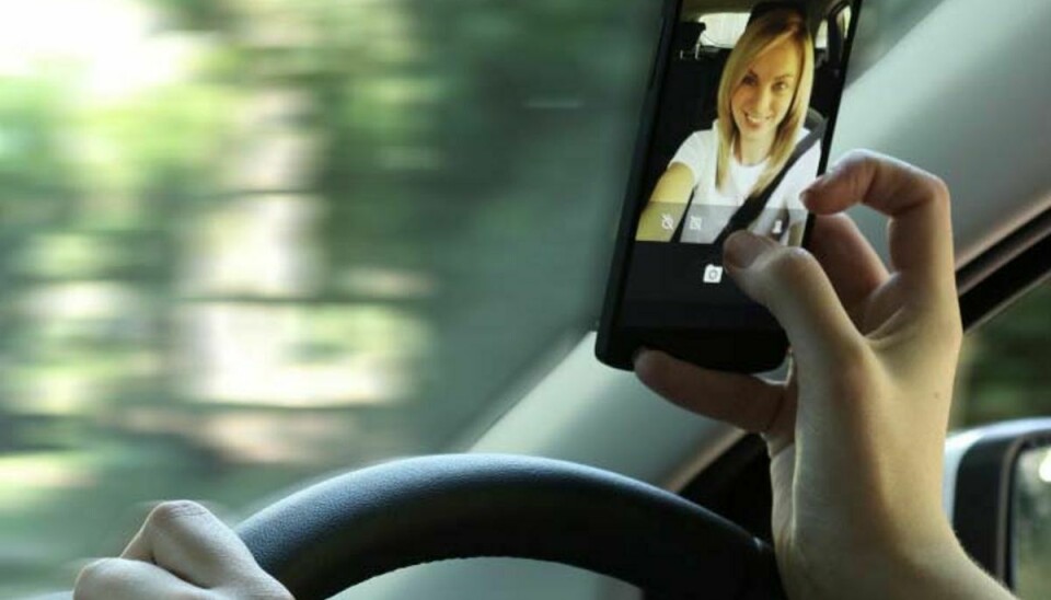 Hver fjerde unge bilist oplyser, at de har taget en ’selfie’ bag rattet.