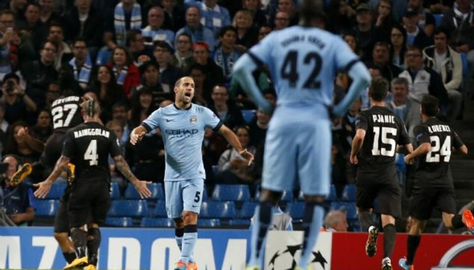 City og Roma deler på Tottis rekordaften Roma-spillerne jubler efter Francesco Tottis rekordscoring, mens Manchester Citys Pablo Zabaleta ser frustreret til. Foto: Jon Super/AP