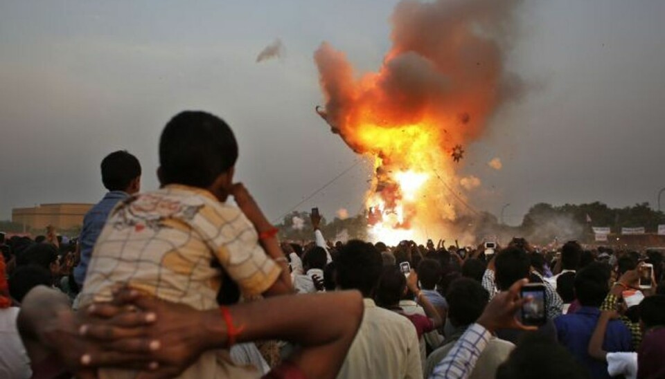 Hinduerne fejrede fredag det godes sejr over det onde med den traditionelle afbrænding af dukker af dæmonen Ravana. Billedet er fra en ceremoni i udkanten af New Delhi. Dødsulykken fandt sted i delstaten Bihar. Foto: Altaf Qadri/AP