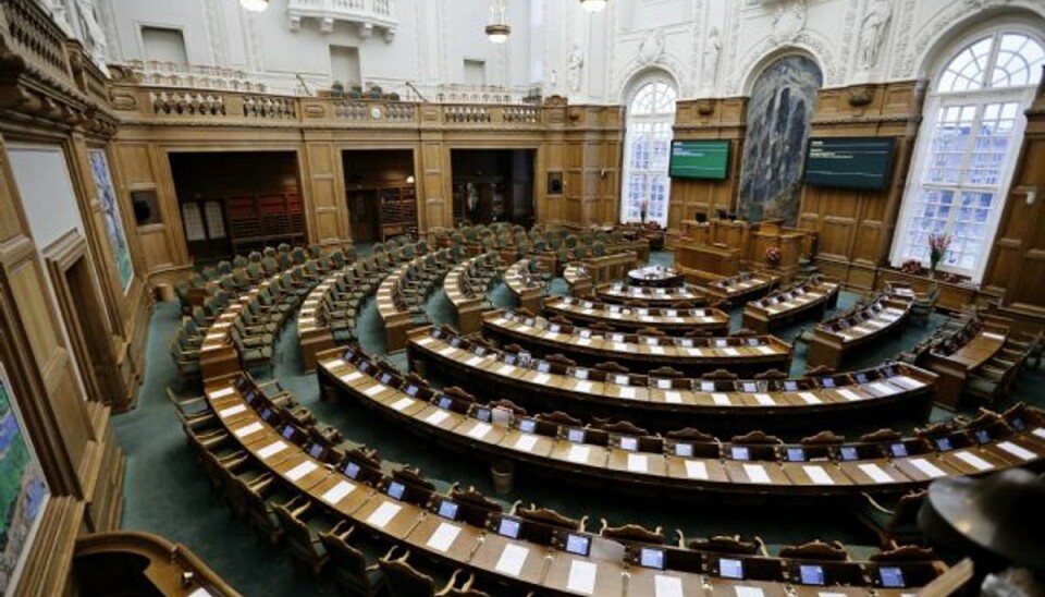 Sådan foregår Folketingets åbningsdebat Folketingspolitikerne kunne sidste år først gå hjem klokken 23 efter en 13 timer lang åbningsdebat. I 2011 varede åbningsdebatten hele 15 timer. Foto: JENS DRESLING/POLFOTO