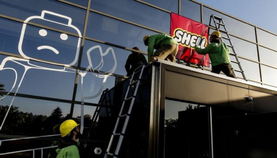 Legos farvel til Shell vækker jubel I sommer blokerede aktivister fra den danske gren af Greenpeace for adgangen til Lego i Billund ved at bygge to mure formet som Lego-klodser. Foto: WENG UFFE/POLFOTO