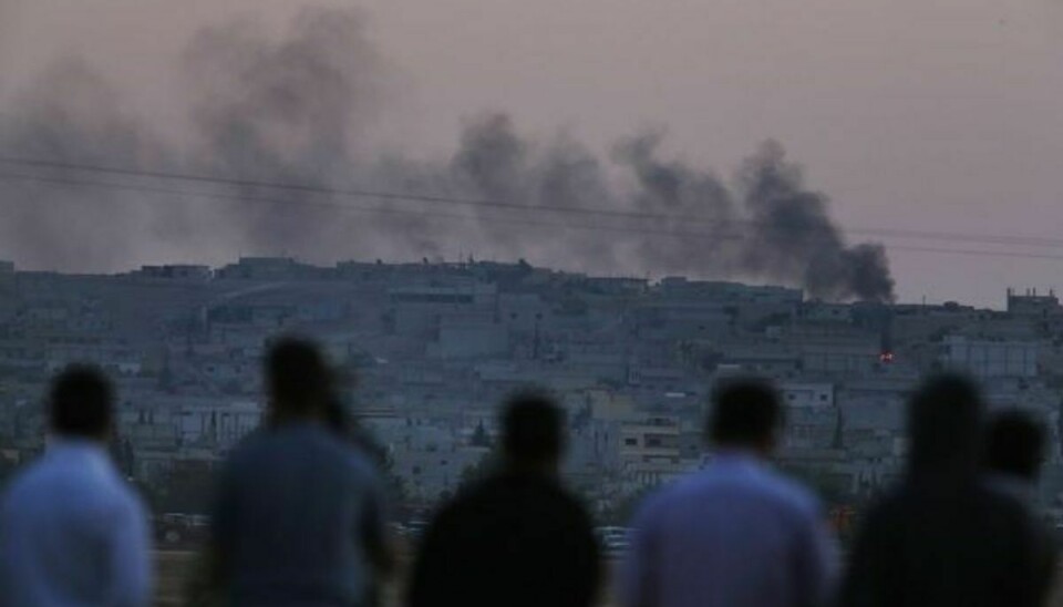 Gårsdagens kampe i Kobani set fra den tyrkiske side. Foto: Lefteris Pitarakis/AP