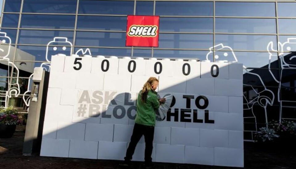 Miljøorganisationen Greenpeace har siden juli indsamlet underskrifter mod Legos samarbejde med Shell på sin hjemmeside. Her er det Greenpeace-aktivister, der i juli blokerede for adgangen til Lego i Billund. Klik videre i galleriet og se en aktion, hvor Lego lavede et simuleret olieudslip i Legoland. Foto: Uffe Weng/© GREENPEACE / UFFE WENG