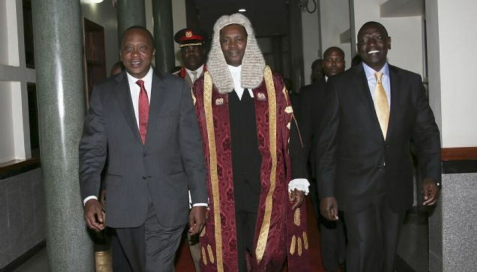 Fungerende præsident på anklagebænk for massedrab Uhuru Kenyatta (tv)skal i dag deltage i en høring i Haag vedrørende optøjer i Kenya i 2007 og 2008. Foto: /AP