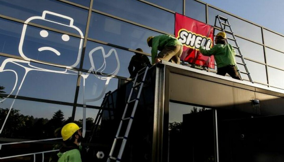 Tidligere på året protesterede aktivister mod samarbejdet mellem Shell og Lego. Men Shell har været glade for samarbejdet, fortæller kommunikationsdirektøren. Foto: Uffe Weng/© GREENPEACE / UFFE WENG