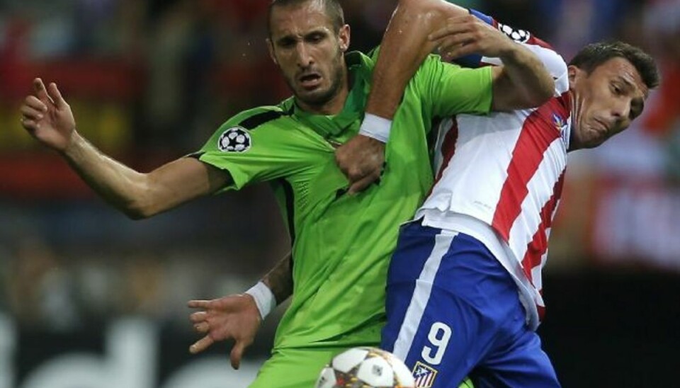 Giorgio Chiellini (tv.), der her ses i aktion for Juventus, optrådte i en både uvant og ufrivillig rolle som tredobbelt målscorer, da Italien vandt over Aserbajdsjan. Foto: Andres Kudacki/AP