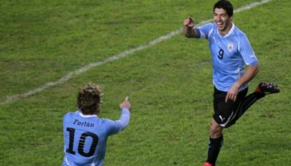 Luis Suarez var manden vag Uruguays mål, da han spillede sin første officielle fodboldkamp i over tre måneder. Foto: Polfoto, AP, Victor R. Caivano/free