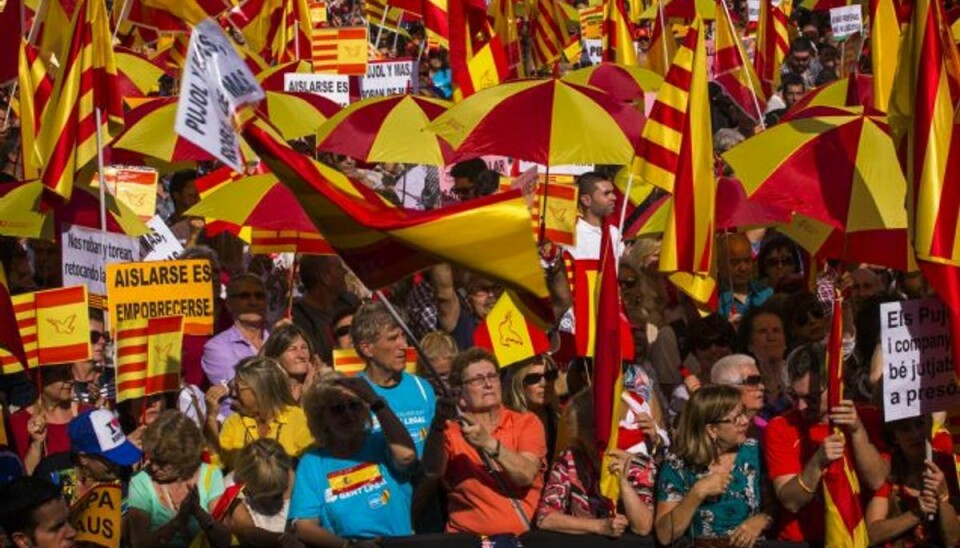 Ikke alle i Catalonien støtter ideen om løsrivelse. Billedet er fra den spanske nationaldag 12. oktober, hvor modstandere af selvstændighed samlede sig i Barcelona. Foto: Emilio Morenatti/AP