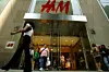 H&M er kommet i modvind efter at have designet en grøn buksedragt. Foto: KATHY WILLENS/AP