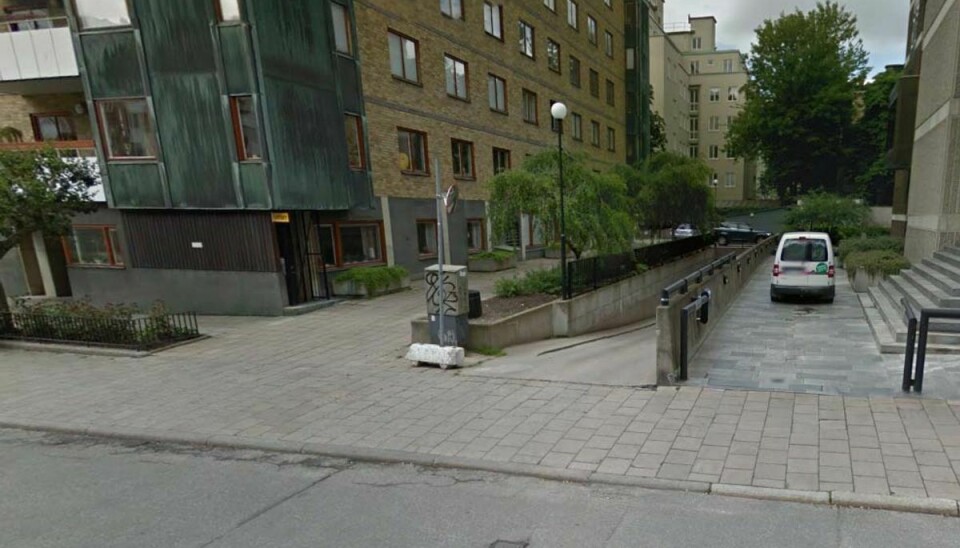 Nogle har købt en garage i Stockholm i Sverige, men de har ingen bil. Foto: Google Streetview.