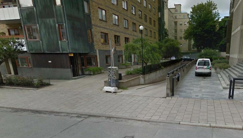 Skøre svenskere: Købte garage til skyhøj pris, men havde ingen bil Nogle har købt en garage i Stockholm i Sverige, men de har ingen bil. Foto: Google Streetview.
