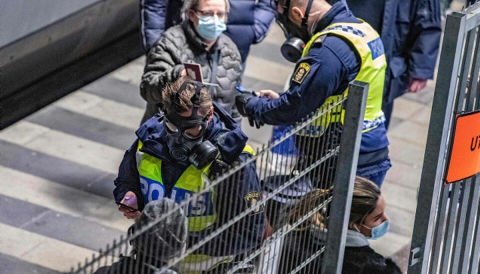 Lukning kom for sent: Mutationen er trængt ind Sverige har sat meget i værk for at holde den nye coronavariant ude af landet. Her er det rejsende fra Danmark, der kontrolleres på Hyllie station ved Malmø tirsdag, som var første dag med lukkede grænser mellem Sverige og Danmark. Foto: Johan Nilsson/AFP