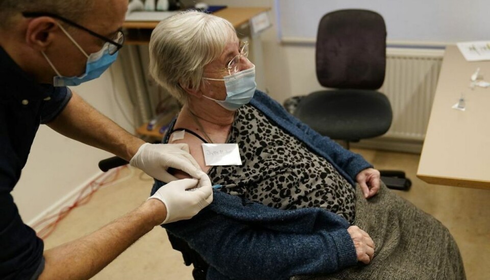 Første danskere vaccineret mod coronavirus Første covid-19-vaccine gives på Omsorgscentret Kærbo i Ishøj søndag den 27. december 2020. Foto: Scanpix.
