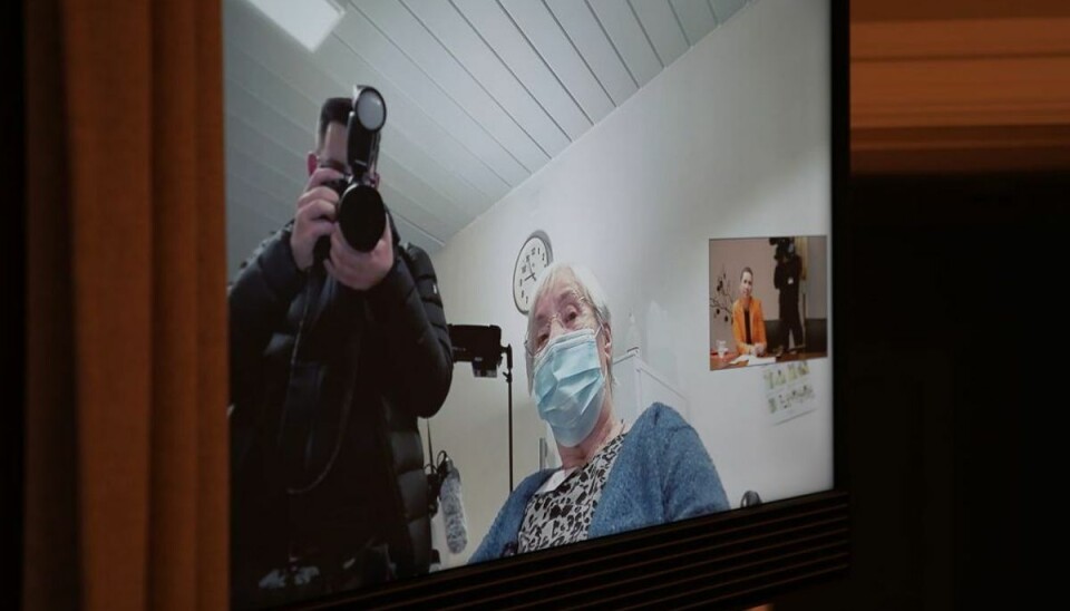Mette Frederiksen var med på en kigger, da vaccinen blev givet. Foto: Scanpix. Mette Frederiksen var med på en kigger, da vaccinen blev givet. Foto: Scanpix.
