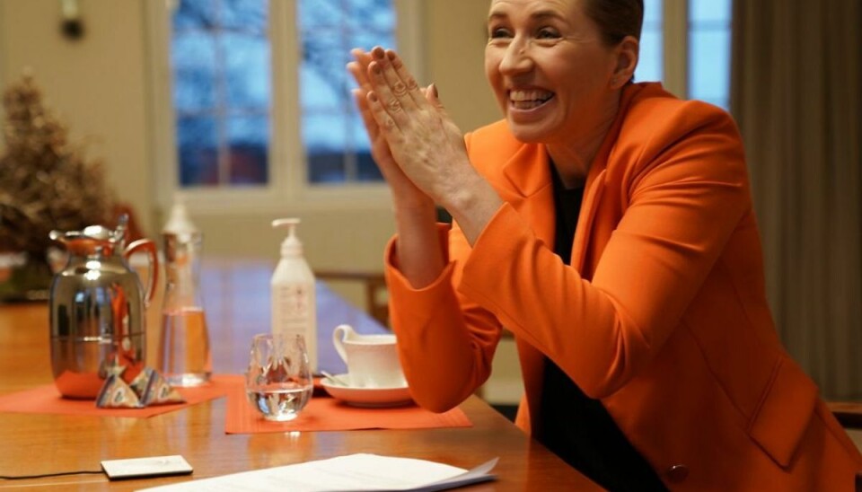 Statsminister Mette Frederiksen (S) overværer virtuelt fra Marienborg, at Jytte Margrethe Frederiksen fra Omsorgscenter Kærbo i Ishøj får den første vaccine på stedet søndag den 27. december 2020. Foto: Scanpix. Statsminister Mette Frederiksen (S) overværer virtuelt fra Marienborg, at Jytte Margrethe Frederiksen fra Omsorgscenter Kærbo i Ishøj får den første vaccine på stedet søndag den 27. december 2020. Foto: Scanpix.
