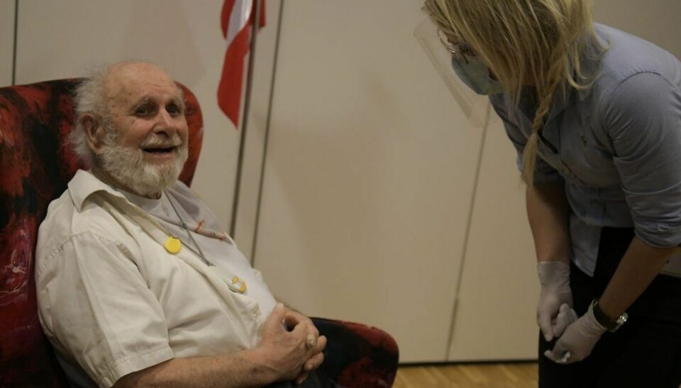 De første danskere er nu blevet vaccineret mod coronavirus covid-19, blandt andet Carl-Einer Jørgensen. Foto: Scanpix. De første danskere er nu blevet vaccineret mod coronavirus covid-19, blandt andet Carl-Einer Jørgensen. Foto: Scanpix.