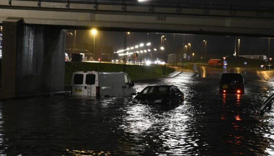 Regn stopper motorvejstrafik Newspaq