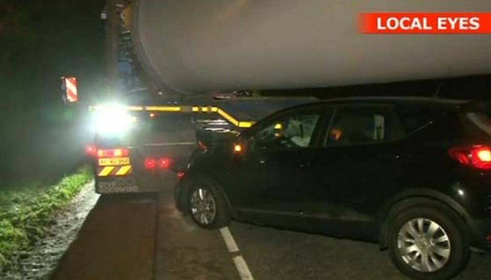 Web-tv: Bil ramte vindmølle-transport