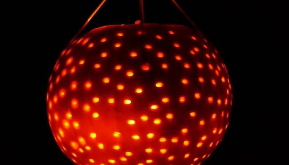 Se videoen: Sådan laver du din egen discokugle