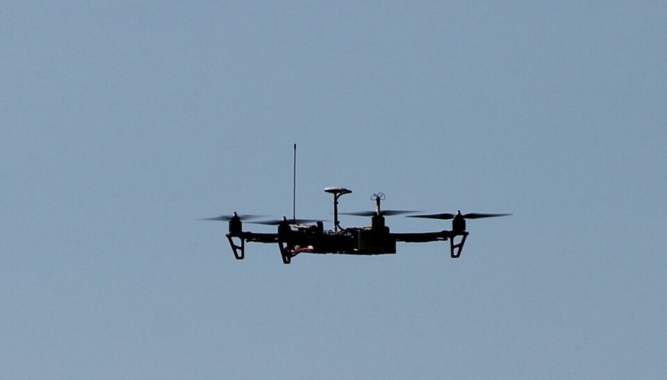 Nabolurer fik Danmarks første drone-bøde En borger fra Vjele skal bøde med 3.000 kroner, efter han brugte en drone til at lure på sine naboer. Foto: Colourbox