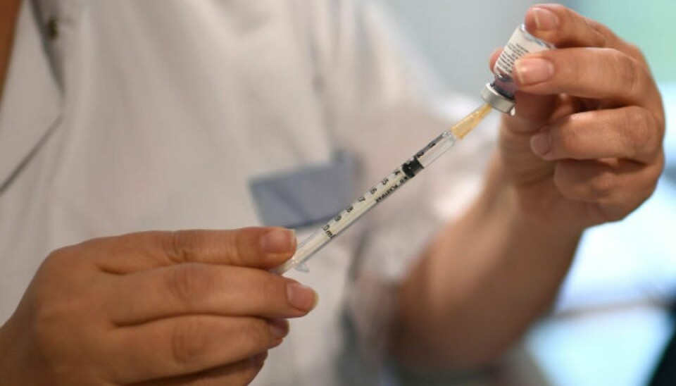 Lægemiddelstyrelsen har modtaget 17 indberetninger om formodede bivirkninger efter det første vaccinestik. KLIK og se, hvad de kan være. (Arkivfoto). Foto: Stephane De Sakutin/AFP Lægemiddelstyrelsen har modtaget 17 indberetninger om formodede bivirkninger efter det første vaccinestik. KLIK og se, hvad de kan være. (Arkivfoto). Foto: Stephane De Sakutin/AFP