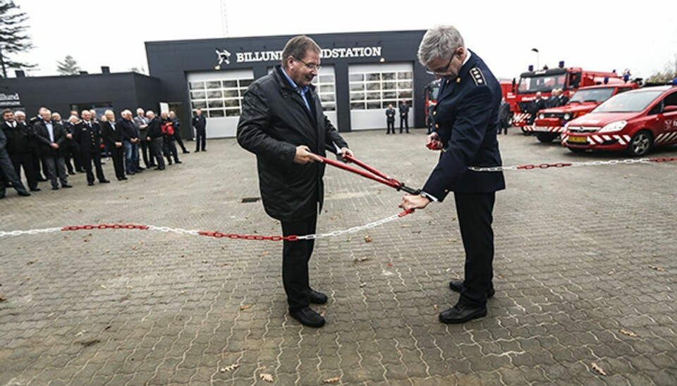 Borgmester Ib Kristensen (V) klipper kæden til brandtstaionen mens Beredskabschef Torben Ravn holder kæden. Foto: René Lind Gammelmark.