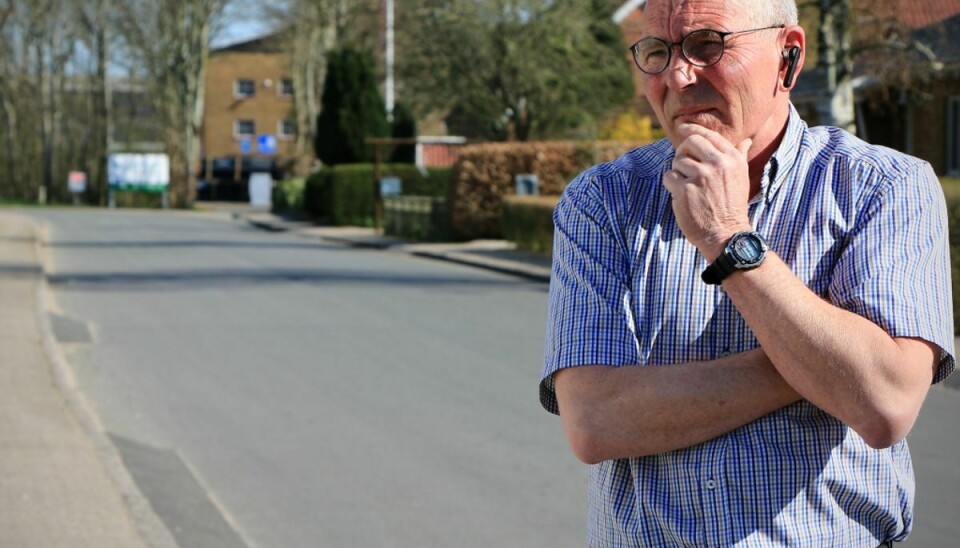 60-årige Bjarne Christensen har fået nok af vindmøller og den tiltagende tunge trafik på sin villavej i den lille by Arnum. Foto: Claus Jessen